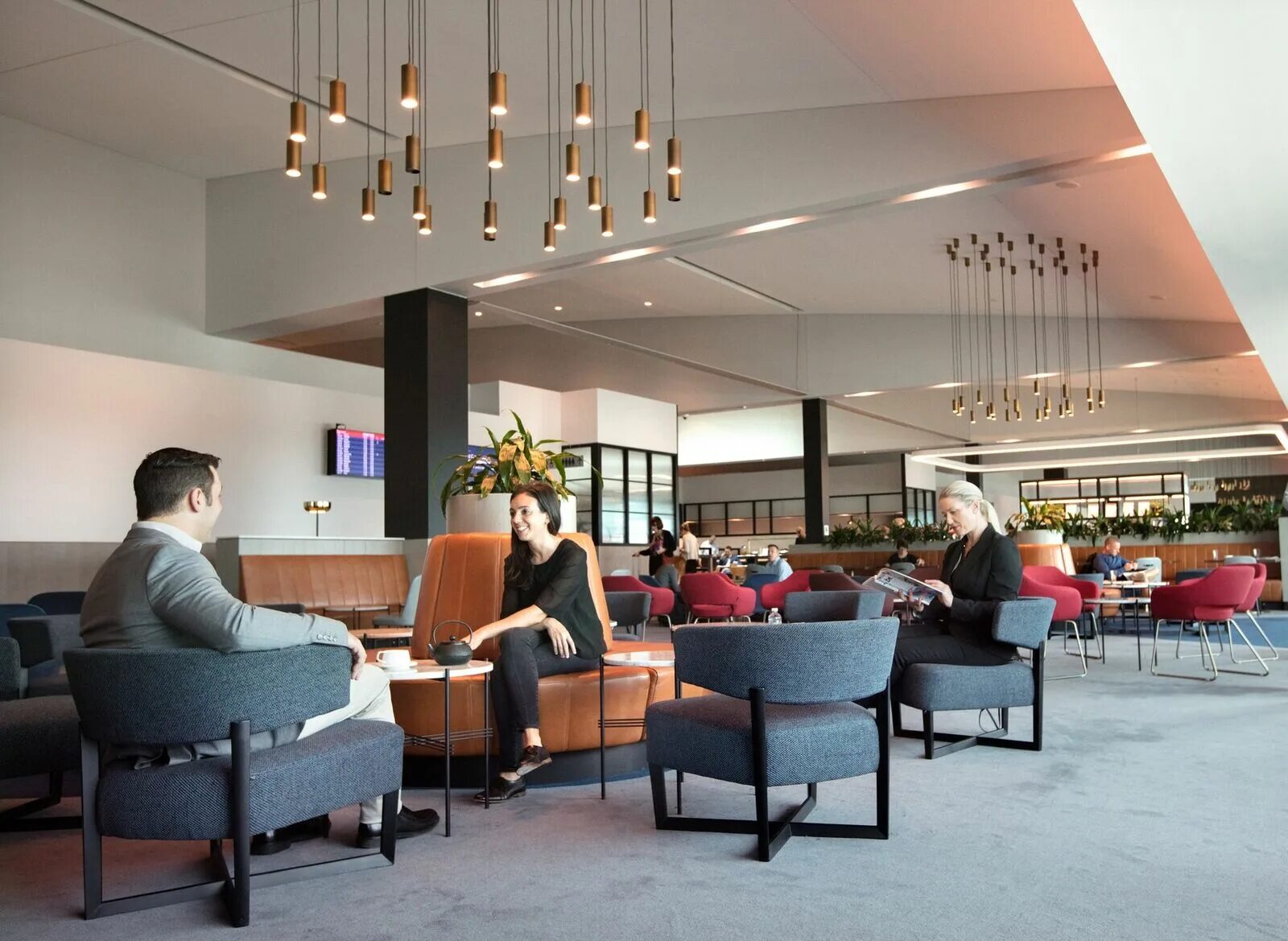 Как попасть в бизнес класс аэропорта. Бизнес зал люди. Business lounge шереметьево. Бизнес зал шереметьево. Как попасть в бизнес класс аэропорта.