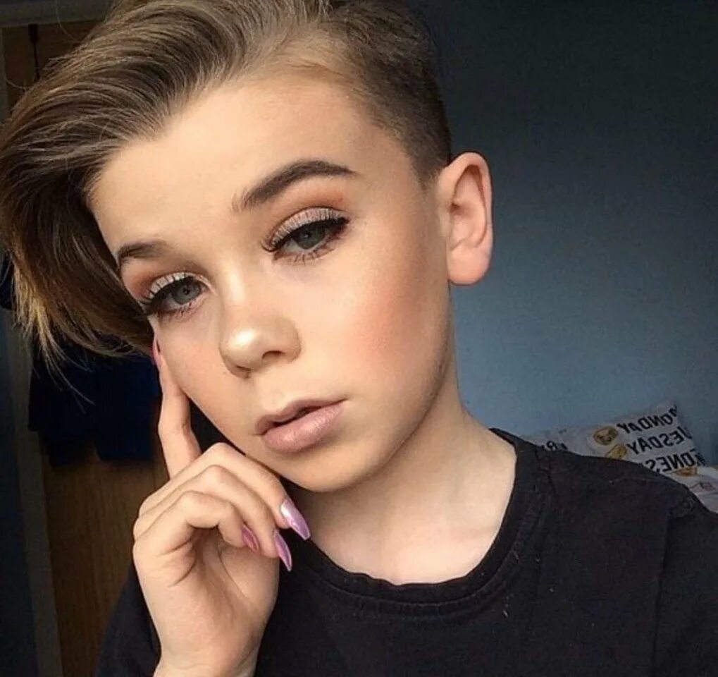 Андрогин андрей пежич. Мальчик выглядящий как девушка. Андрей пежич с братом. Бьюти блоггер джек 10. Модель андрей пежич.