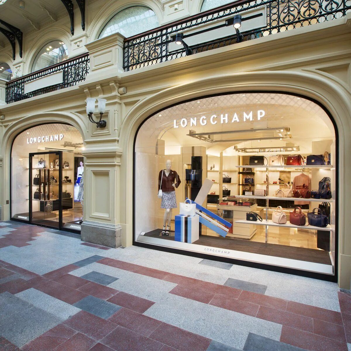 Бутики москвы адреса. Longchamp ГУМ. Магазин ГУМ В Москве. ГУМ бутики Москва. Mercury ГУМ.