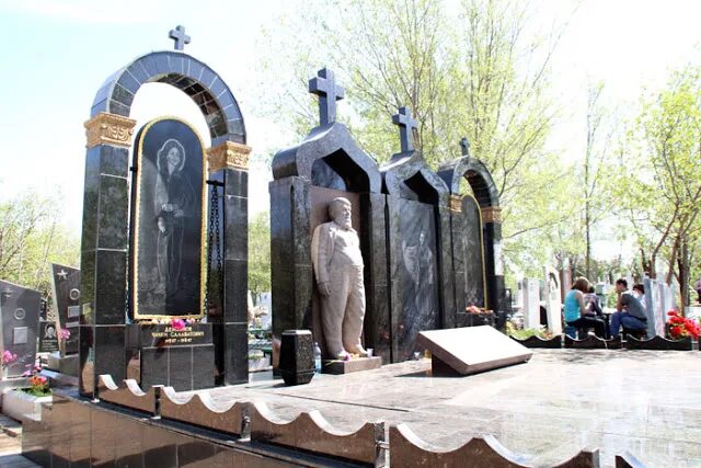 цыганские надгробия. могилы цыганских баронов. памятники у цыган на кладбище. надгробные памятники цыганских баронов. кладбище цыган.