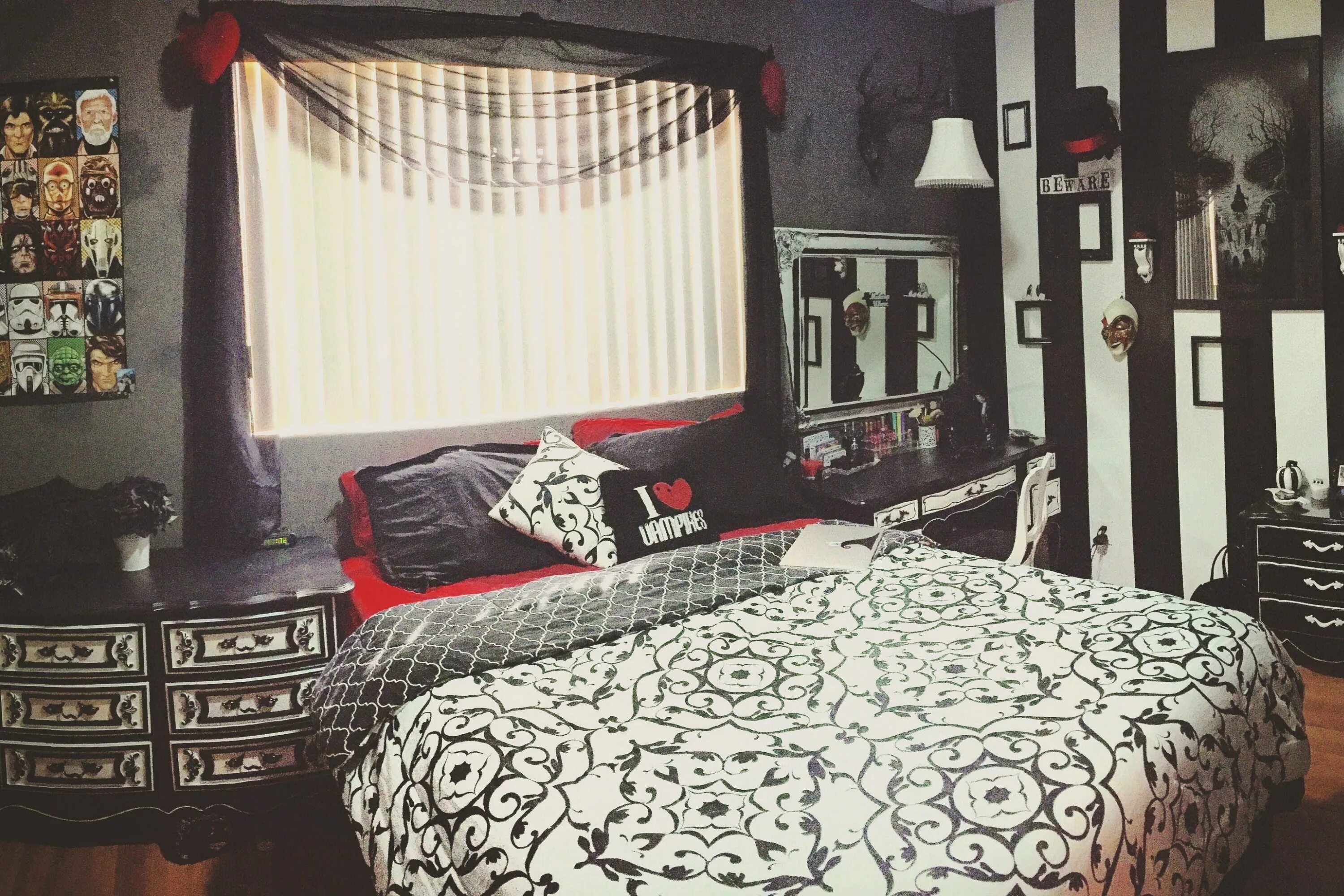 Комната готов. Комната в готическом стиле. Комната подростка готка в стиле готика. Комната в стиле готика. Комната готов.