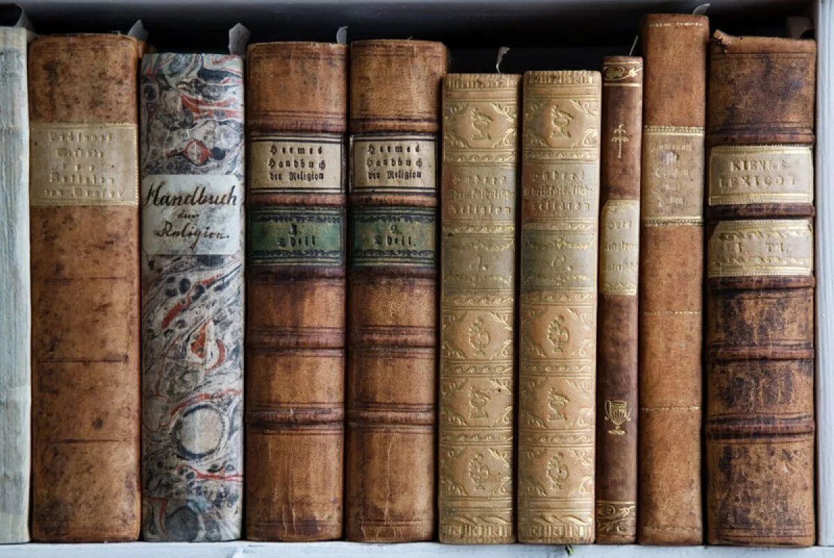 Переплет старинной книги. Красивые корешки книг. Полки для книг. Стопка старинных книг. Корешки старинных книг.