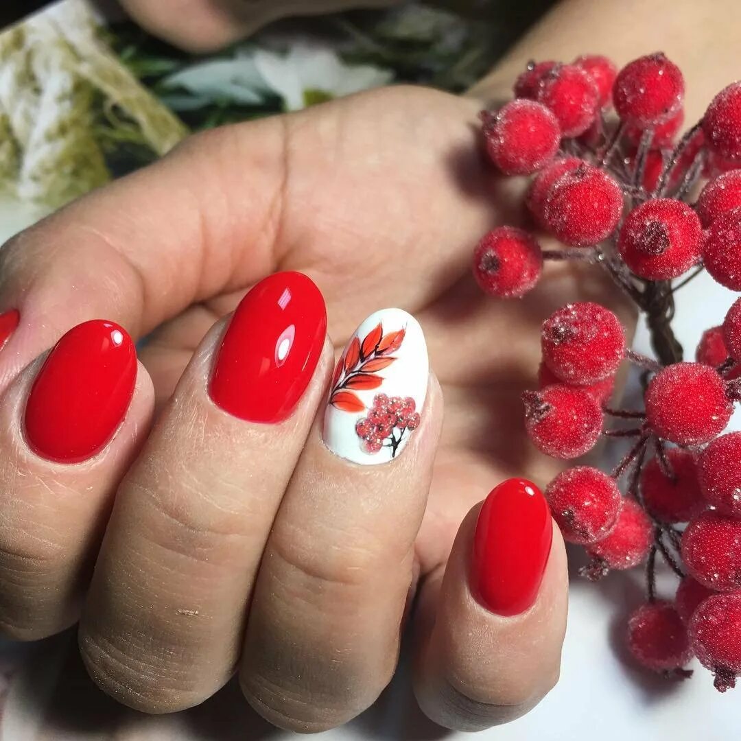 красивый красный маникюр. красный маникюр с розами. красный осенний маникюр. маникюр красный с цветами. красный маникюр с цветами.