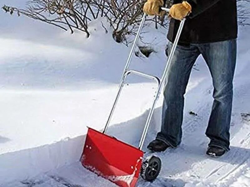 Чистка снега руками. Лопата-скрепер для уборки снега  snow pusher. лопата ротор для уборки снега.