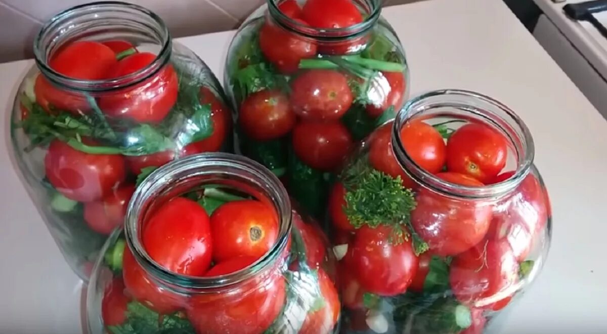 Помидоры с огурцами ассорти в 3 л банках. Огурцы с помидорами на зиму. Ассорти на зиму помидоры и огурцы на 1 литр. Помидоры в банке. Помидоры в банке.