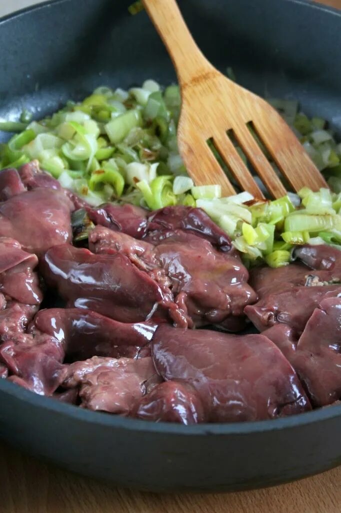 Печень с грибами и луком на сковороде. Тушёная куриная печень с луком. Куриная печень с грибами. Куриная печень с карамелизированным луком. Куриная печень с грибами и луком.