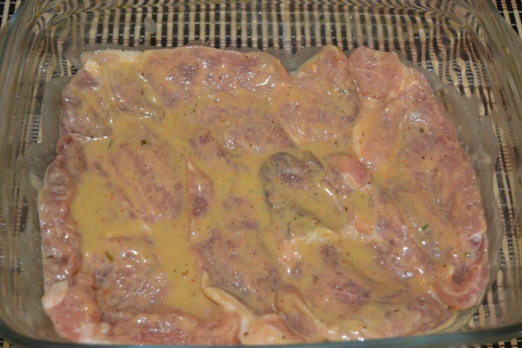 Рецепт свинины на сковороде с майонезом. Свинина кусочками в духовке. мясо в духовке из свинины кусочками. свиная шейка в духовке. свиная шея в духовке.