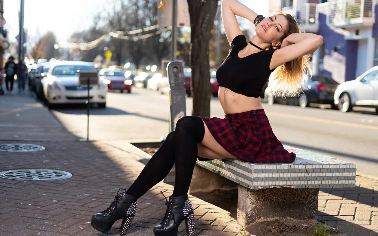 Девочки позируют на природе. Офисный стиль для девушек. Катерина созинова секретарша. Красивые девушки в юбках. Стройные девушки с длинными волосами.