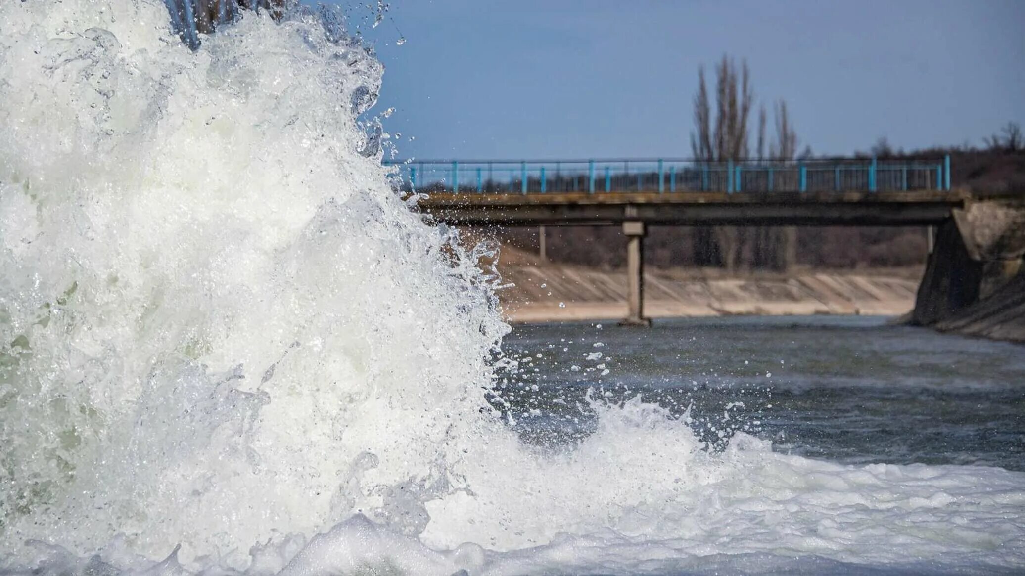 В село пришла вода. Крым Северо Крымский канал. Канал с водой. Канал воды в Крым. Крымский канал вода.