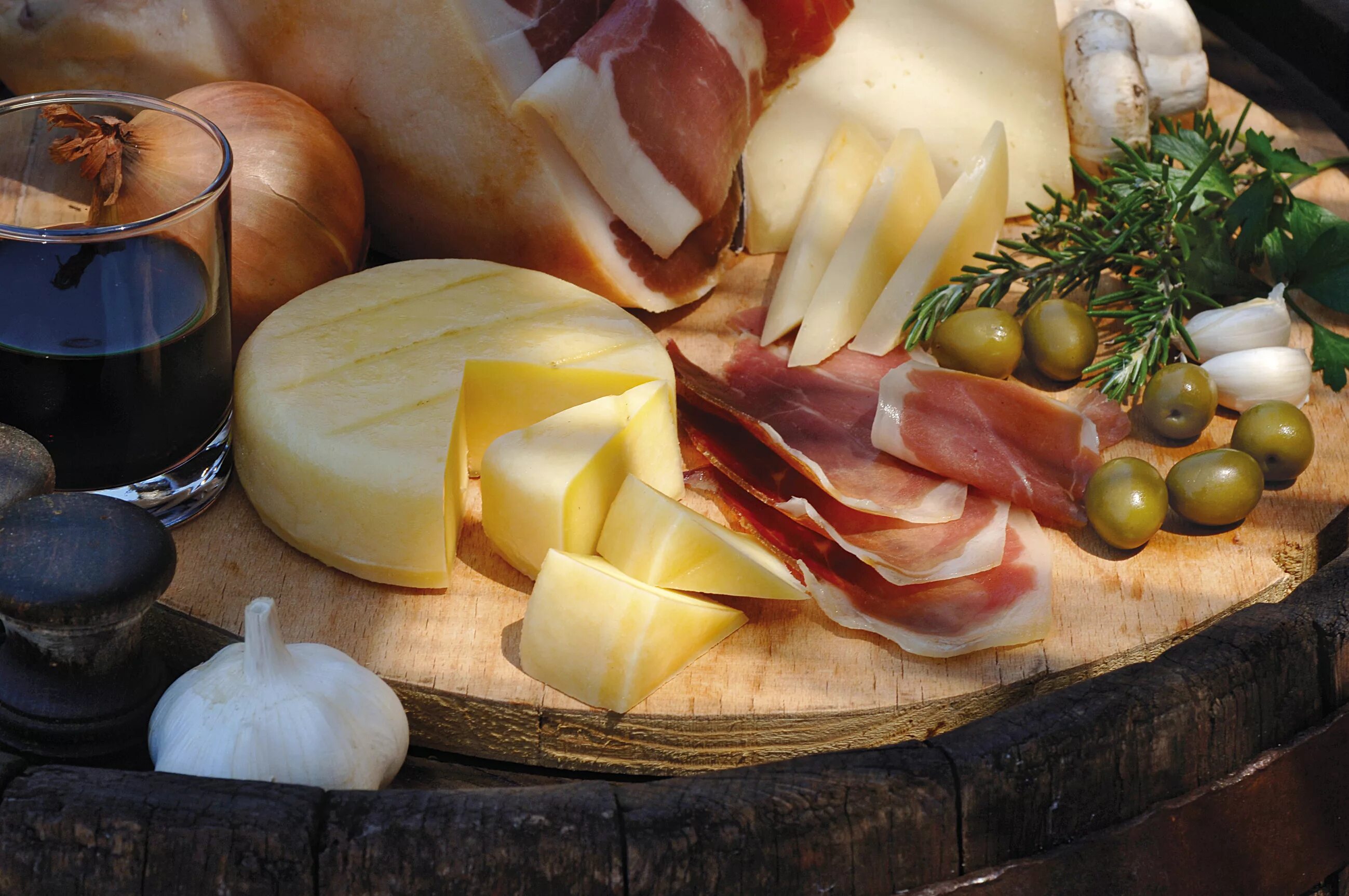 сыр мясные деликатесы. мясные продукты. молочные и мясные продукты. мясная и сырная нарезка. мясные и колбасные изделия.