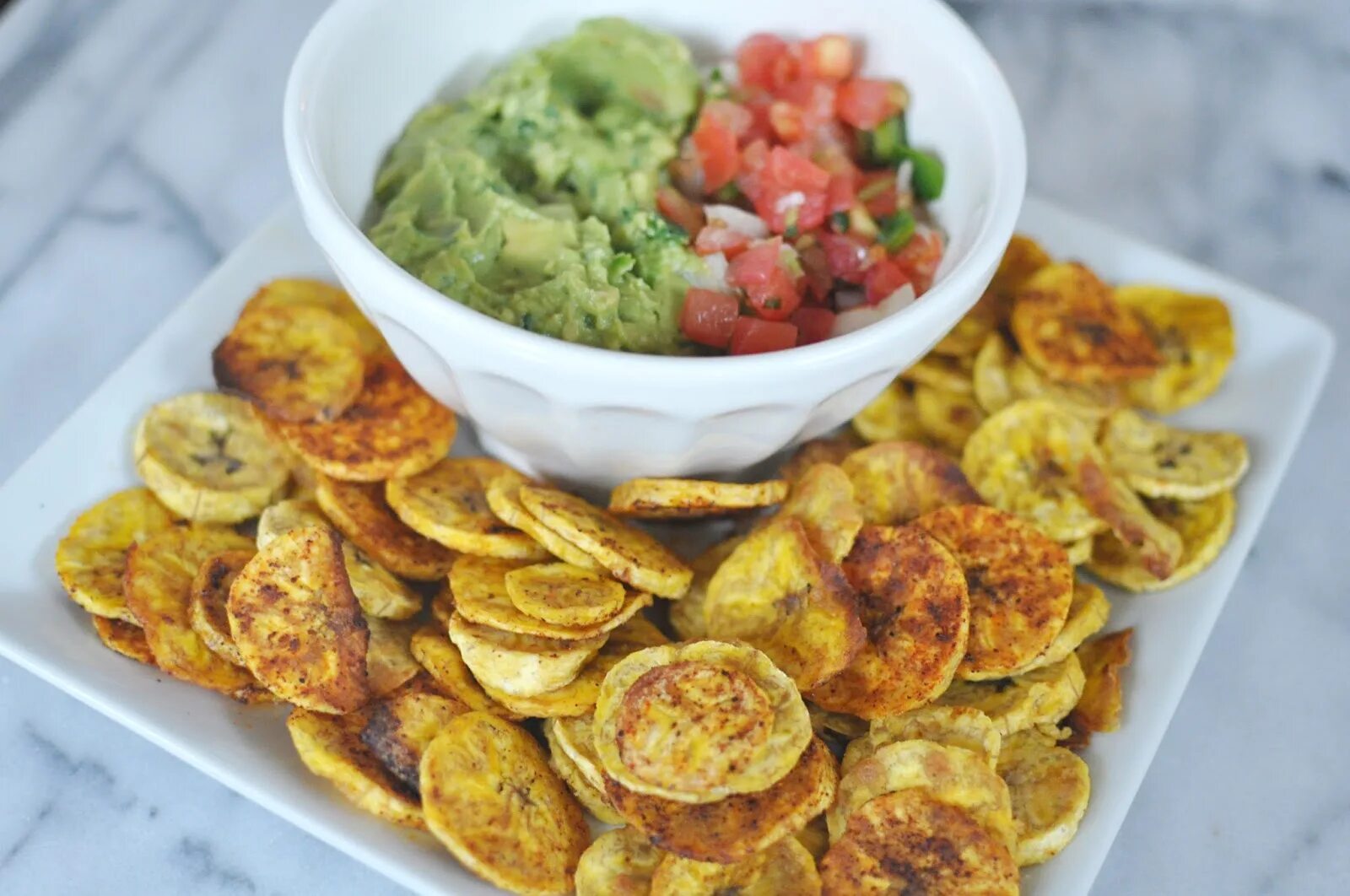 Чипсы гуакамоле по мексикански. Plantain Chips. Сальса гуакамоле чипсы. Гуакамоле Мексика. Гуакамоле Апач.