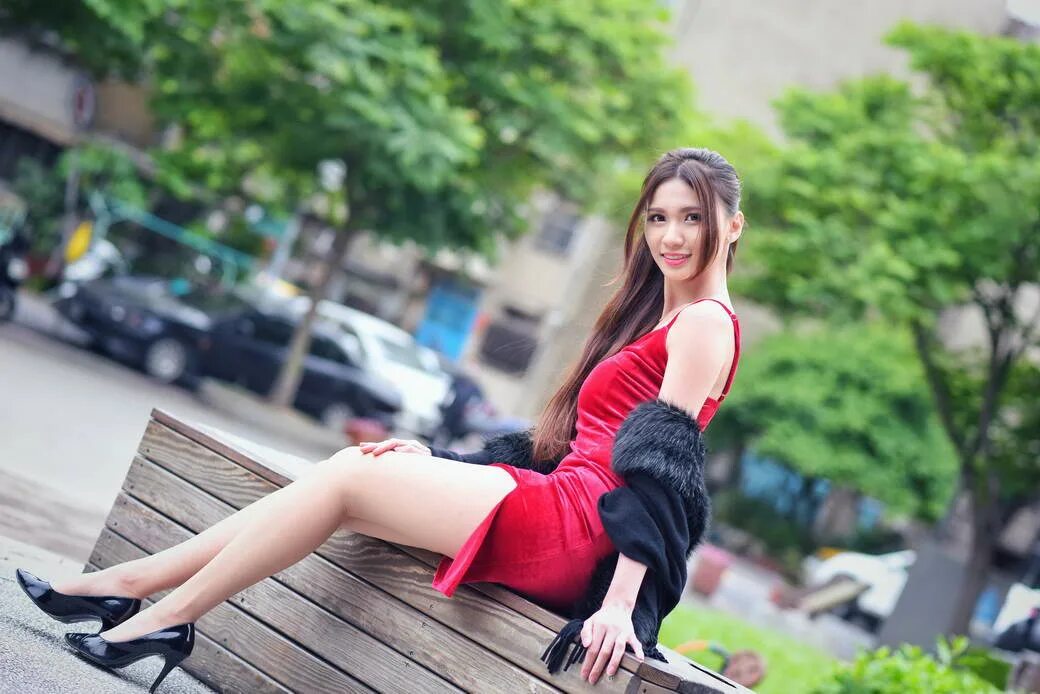 Азиатка на высоких каблуках 