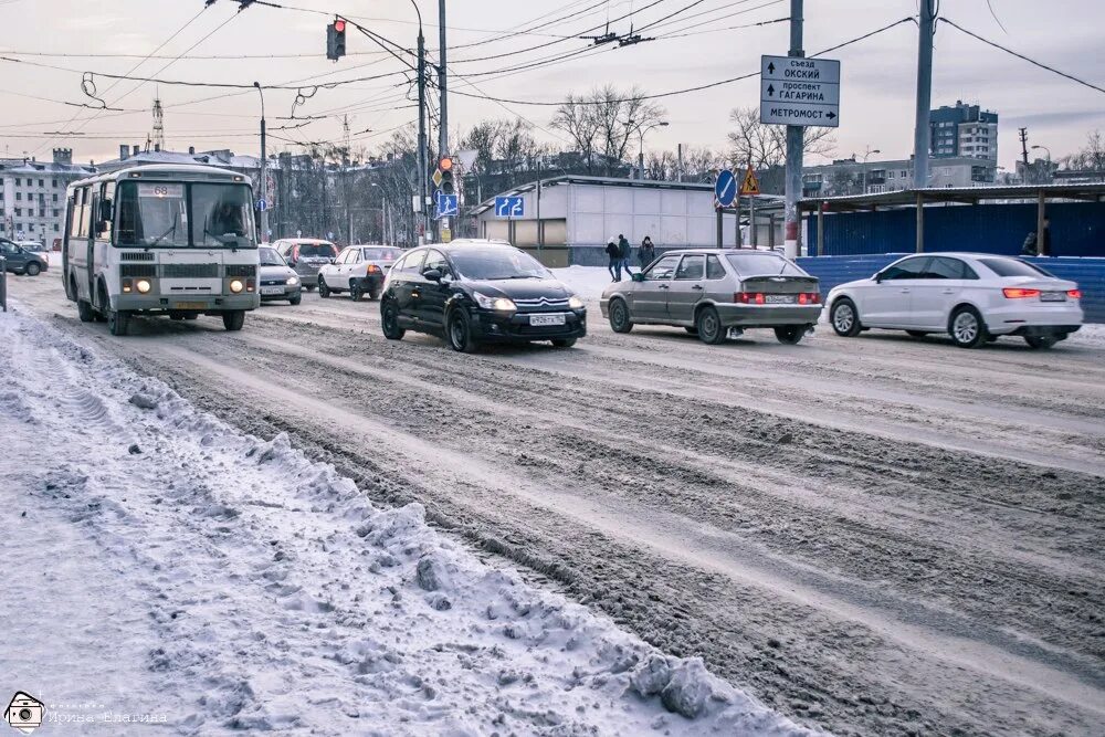 Не видать дороги. Зимние дороги в городе. Дороги в городе зимой. Зимняя дорога в городе. Зима дорога город.