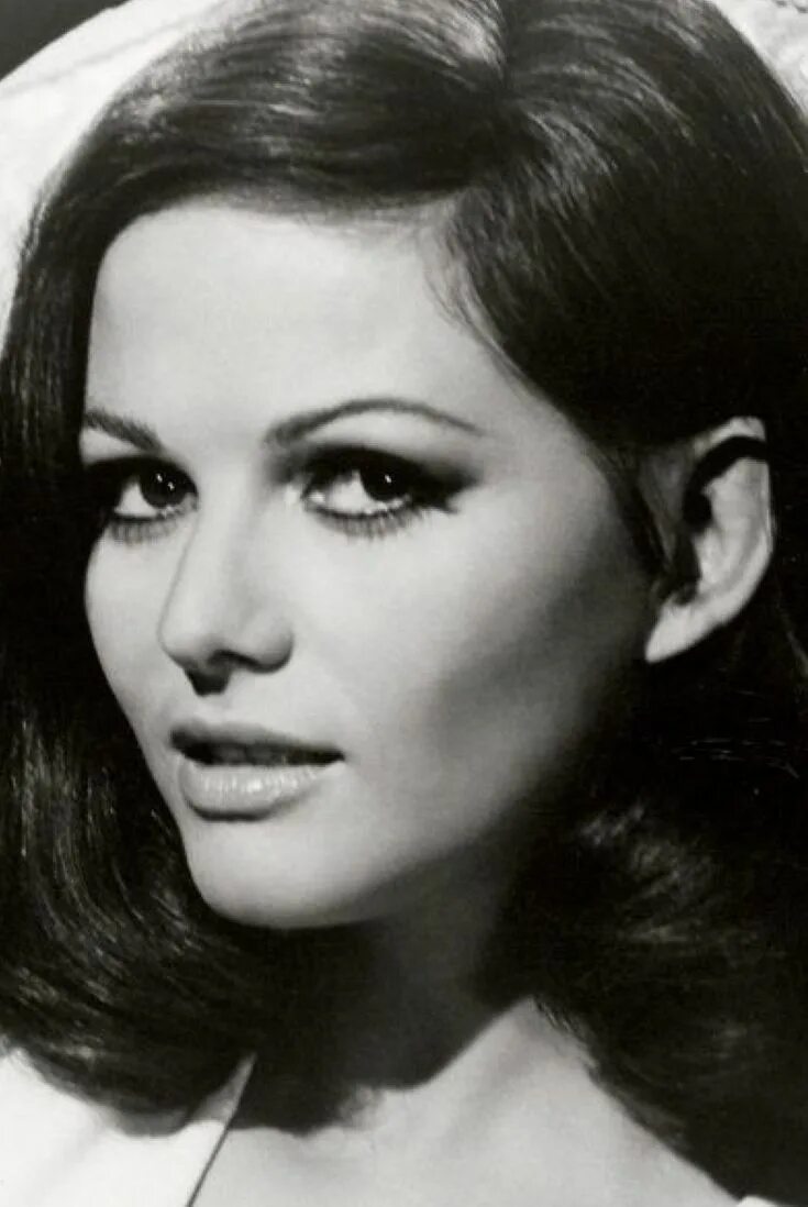 30 Beautiful Black and White Portraits of a Very Young Jane Fonda From Between t