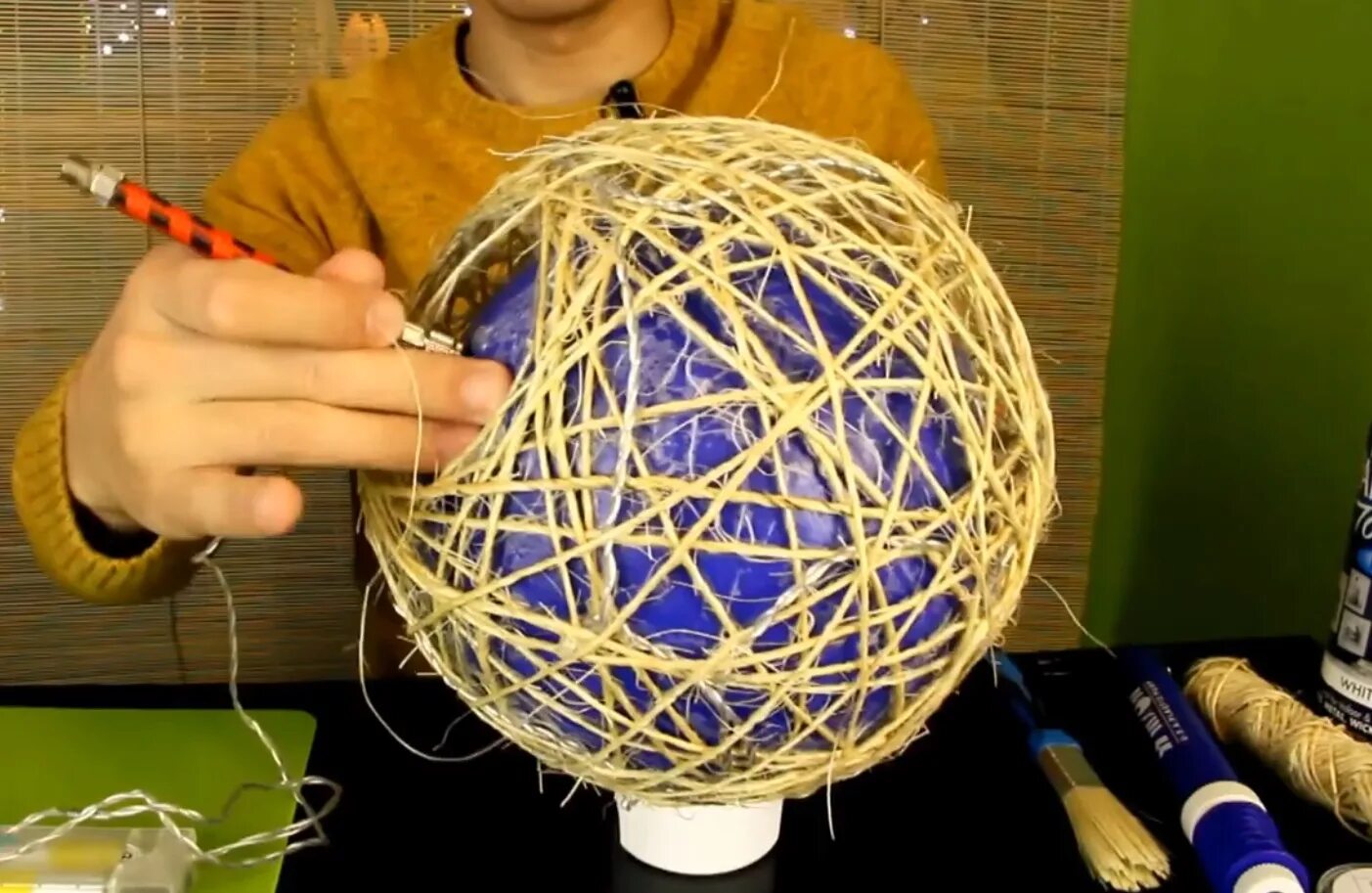 Шляпка из ниток и шарика. Шар из ниток и клея. Дракон из ниток и клея пва шарика. Дракон из ниток. Дракон из ниток и клея пва шарика.