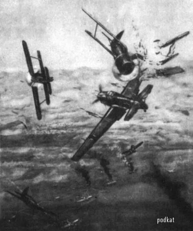 Воздушные тараны 1941. Воздушный бой вов 1941-1945. первый воздушный таран великой отечественной войны. воздушный бой 1941 таран. летчик первый совершил воздушный таран великой отечественной войны.