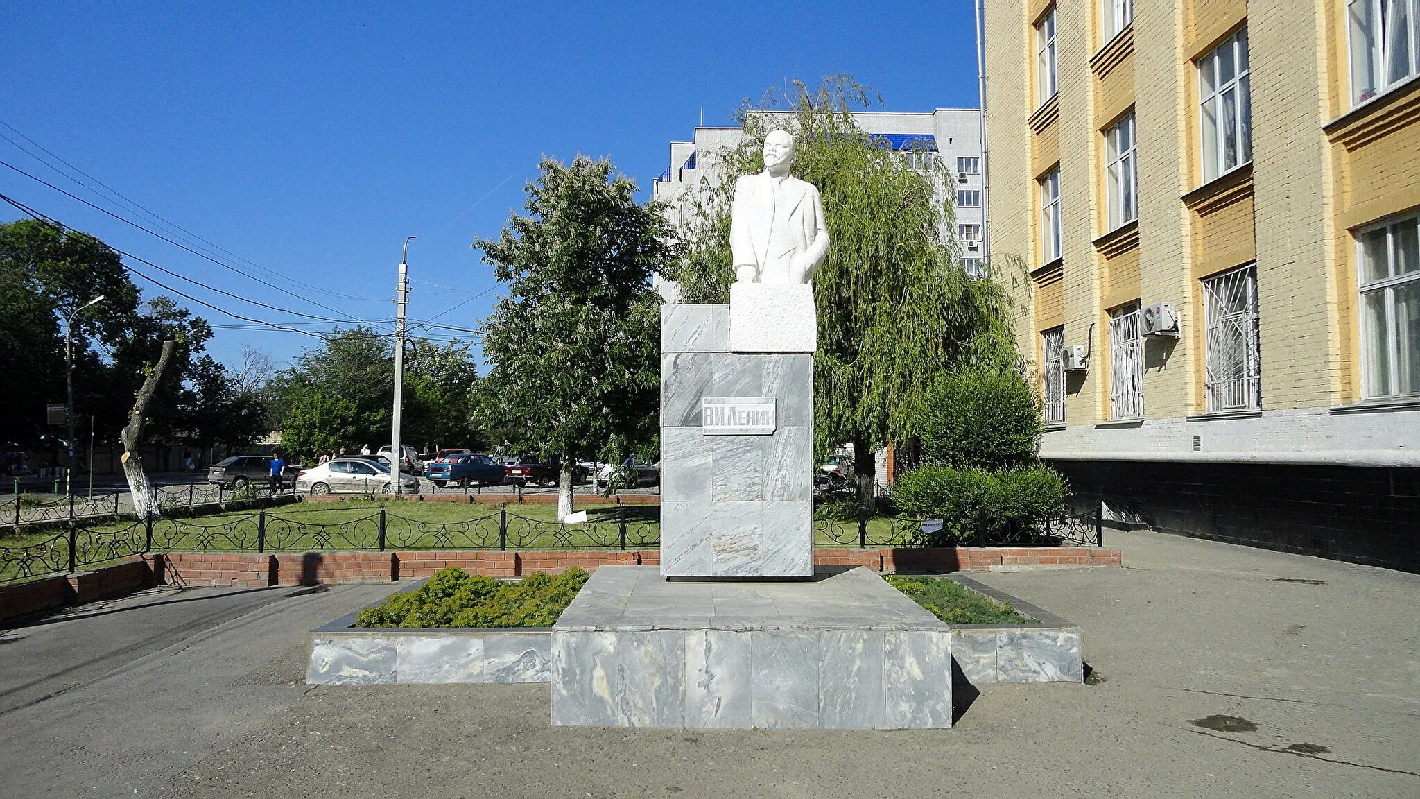 Советский район г волгограда. Памятник на проспекте Ленина в Волгограде. Кировский район Волгоград Ленин. Памятники Кировского района Волгограда. Памятник Калинину Волгоград.