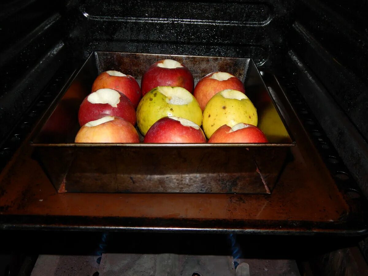 Яблоки в духовке сколько минут. Яблоки в духовке. Запечённые яблоки в духовке на Протвине. Запечённые яблоки и груши в духовке. Яблоки в печке.