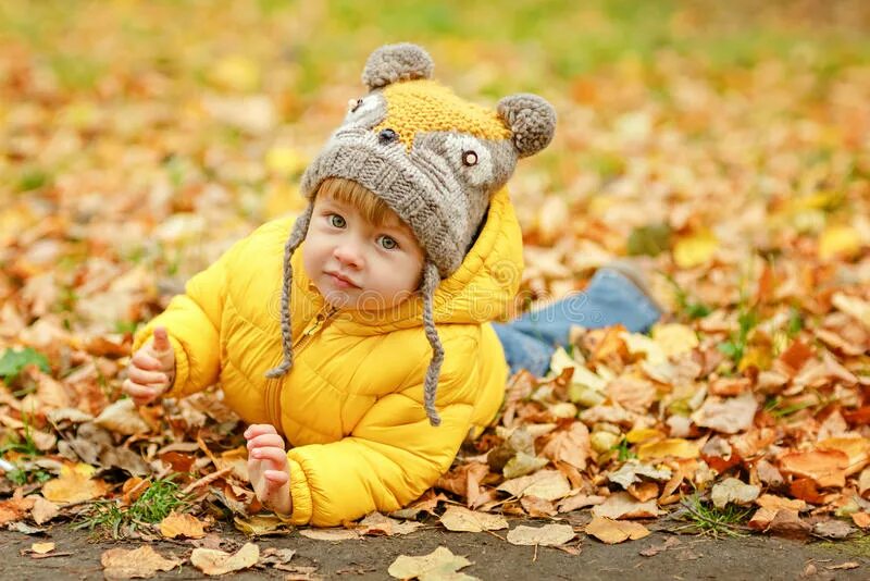 Когда вышел малыш в желтом. Желтая куртка для малышей. Ребенок в желтой куртке. Малыш желтый. Baby in Yellow улыбается.