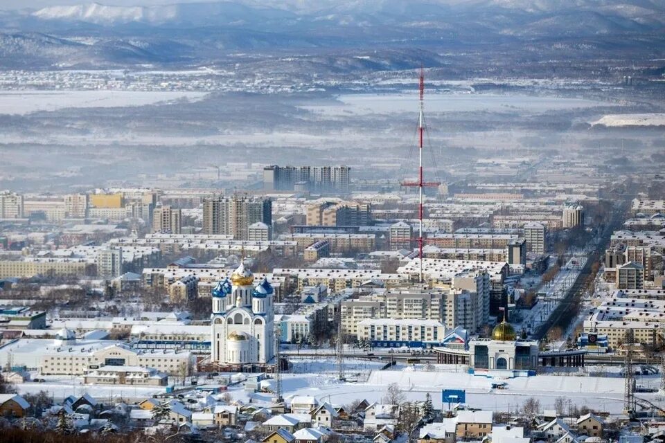 Город южно-сахалинск аэропорт. Сахалин город южно сахалинск. Южно-сахалинск зима. Аэропорт южно-сахалинск. 26 лет южно сахалинск.