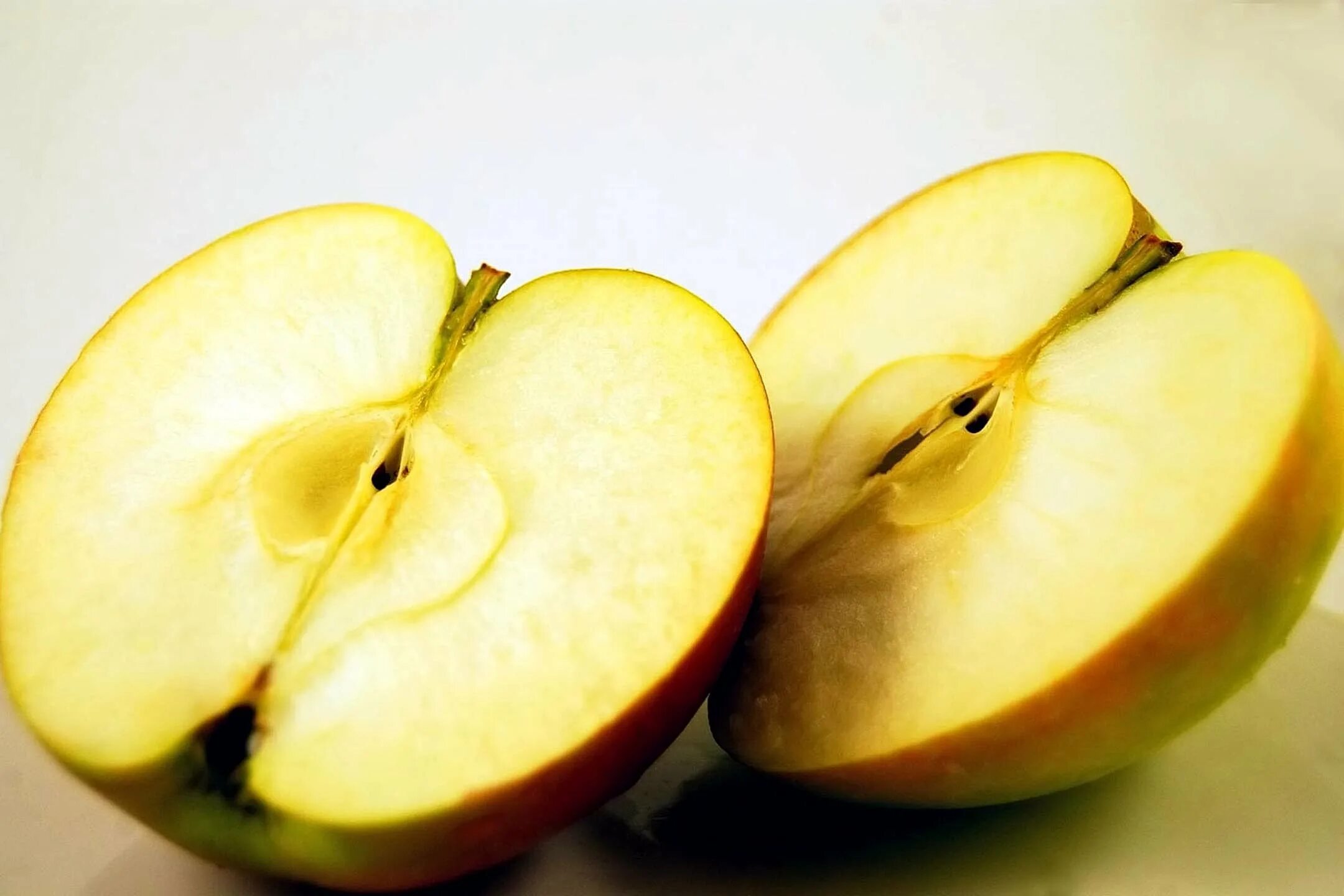 Плотный половина. Половинка яблока. Две половинки яблока. Две половины яблока. Яблоко разрезанное пополам.