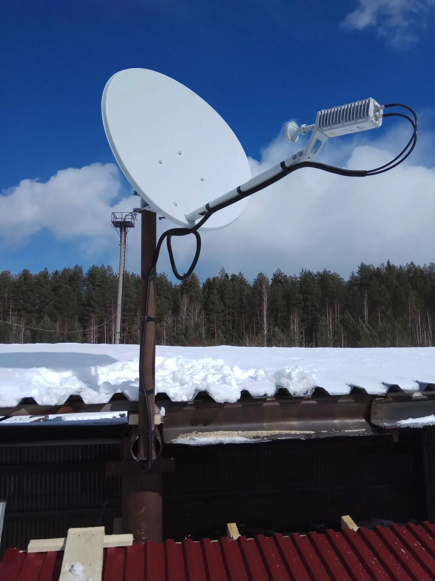 спутниковое телевидение в деревне. интернет через спутниковую тарелку. спутниковая тарелка для интернета. спутниковая тарелка для интернета. спутниковая тарелка на даче.