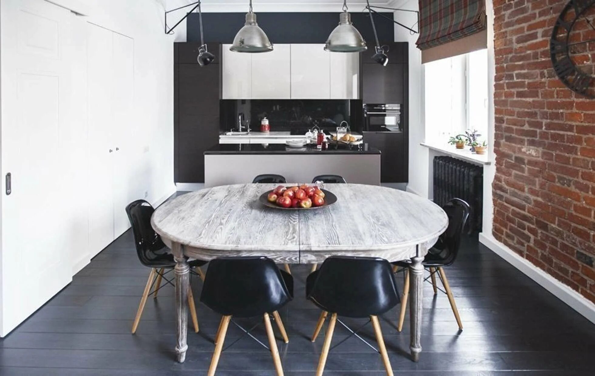 Черный стол на кухне. Кухонный стол в стиле лофт. Круглый кухонный стол в стиле лофт. Стол в стиле лофт на кухню. Обеденный стол для кухни лофт в стиле.