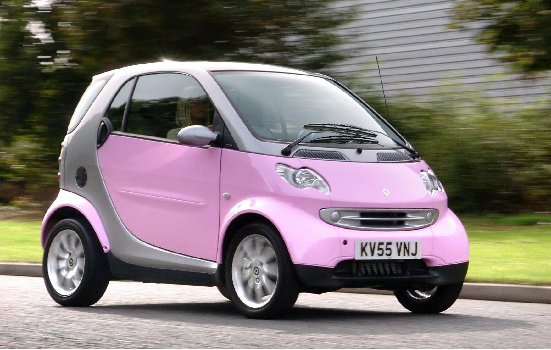 Какую машину нужно покупать. Фольксваген смарт. Smart Fortwo розовый. Mercedes Smart Fortwo Pink. BMW смарт 2х дверная малолитражка.