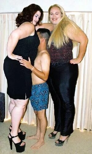 Издеваться над толстыми девушками. Издеваться над толстыми девушками. Издевательство над малолетними. Издевательства над дочерью. Даги издеваются над девушкой.