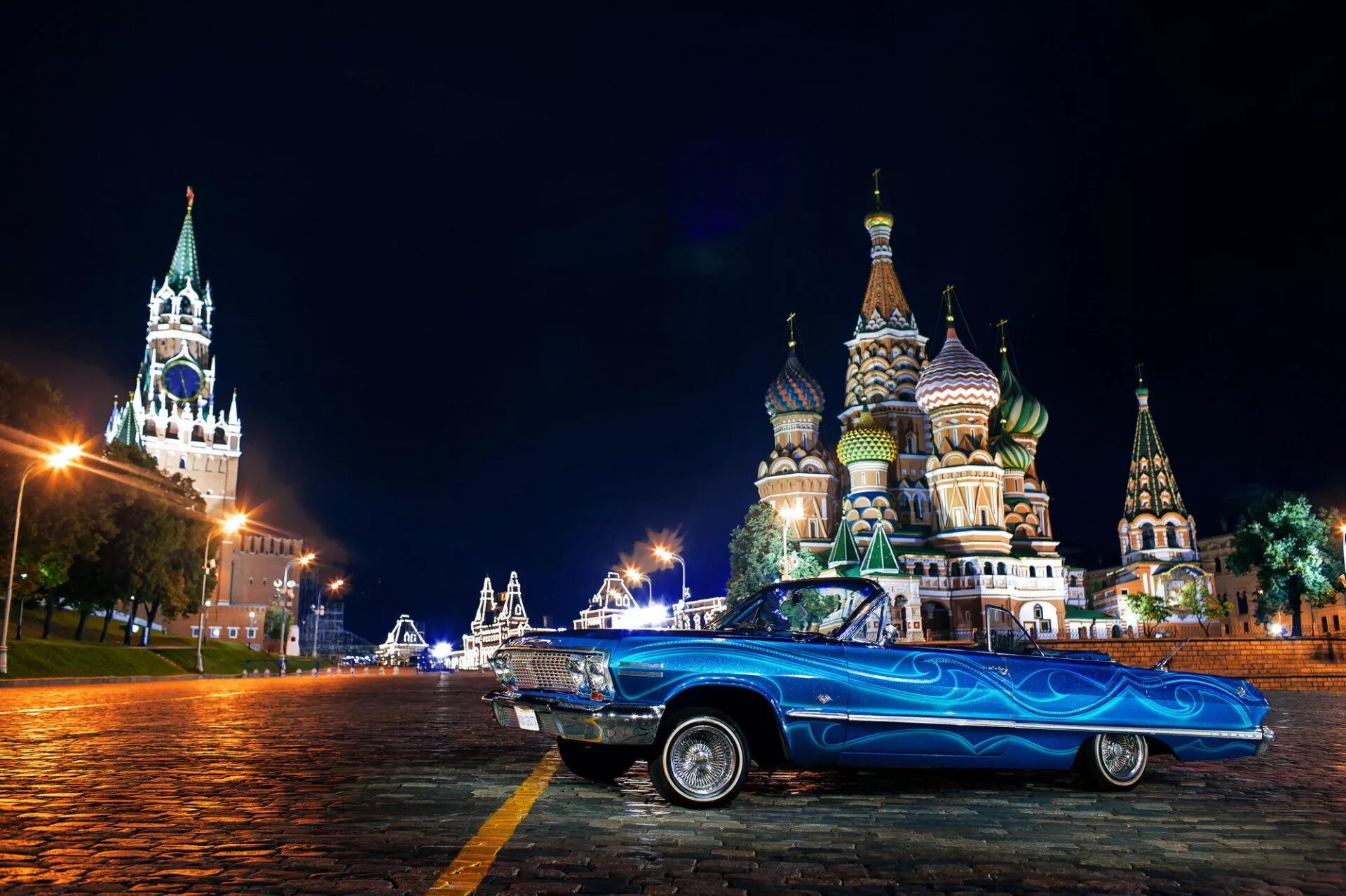 Машина хотя в россии. Chevrolet Impala Москва. Impala Chevrolet Moscow. Машина на красной площади. Машина на фоне Москвы.