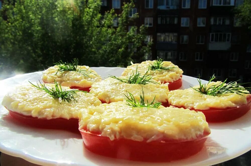 Рецепт закуски помидоры с чесноком. Закуска из помидор. Помидоры с сыром. Закуска с сыром и чесноком. Помидорки с сыром и чесноком.