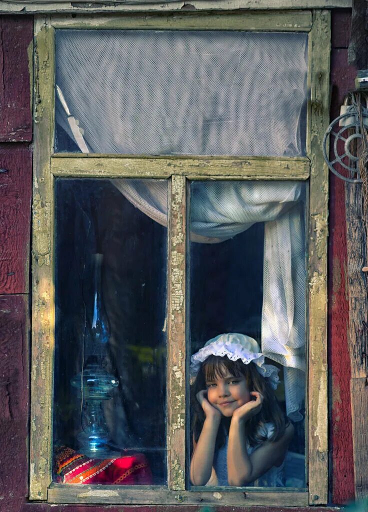 Девочка ёё. Ребенок сидит на подоконнике. Девочка у окна. Женщина в окне. Девушка сидит в комнате.