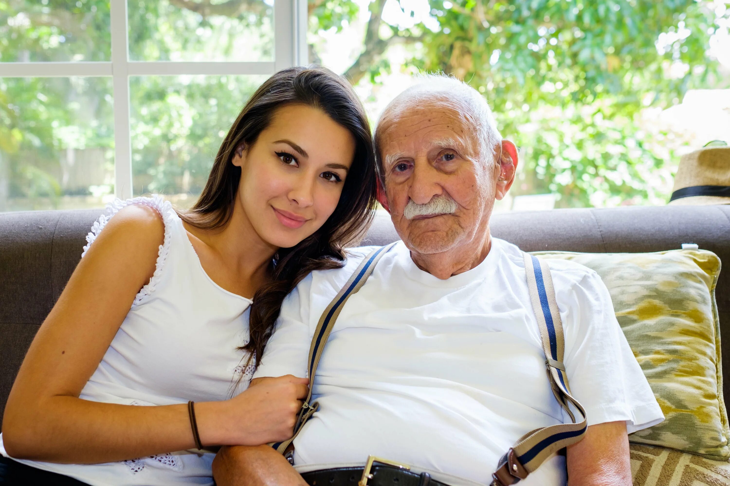 Grandpa daughter. Старые с молодыми девушками. Дедушка с молодыми девушками. Дедушка и молодая девушка. Старик с молодой девушкой.