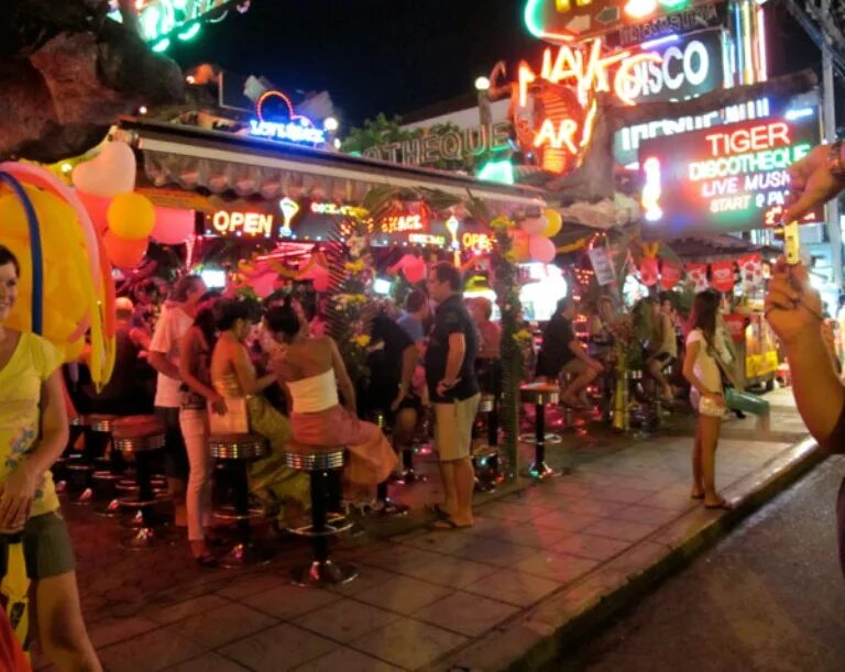 пхукет патонг бангла роуд. патонг ночью. самая шумная улица патонга. патонг ночью. развлечения ночного тайланда.