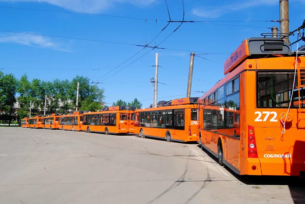 Оранжевый автобус пермь экскурсии. Пермь троллейбусный парк. Пермское троллейбусное депо. Оранжевый трамвай. Современный общественный транспорт.