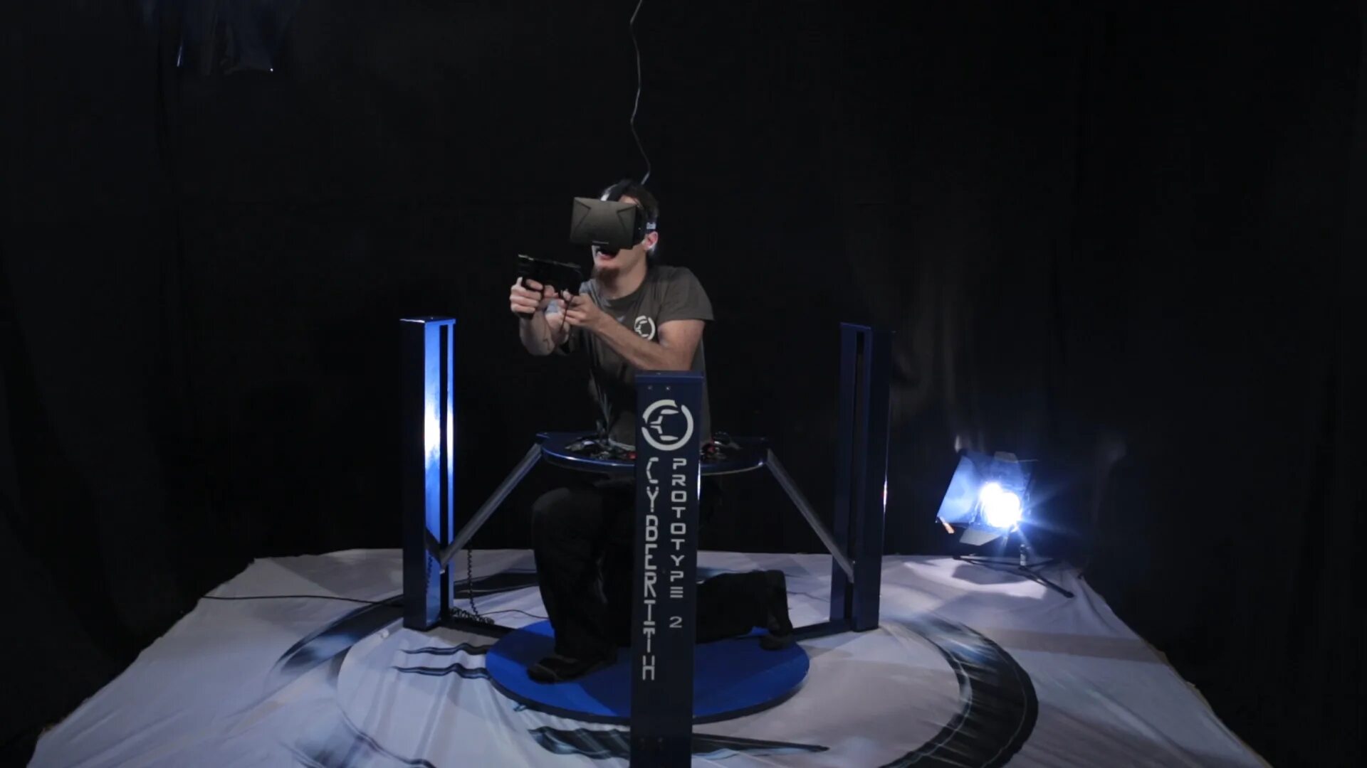 Полное погружение видео. Виртуальная реальность с полным погружением. vr с эффектом полного погружения. технология полного погружения. комната с погружением в виртуальную реальность.