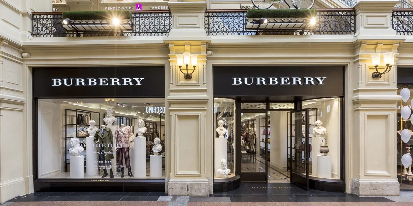 Burberry москва. Дом моды Burberry. Бербери бутик Барбери в Лондоне. Burberry ГУМ. Burberry brand Store.