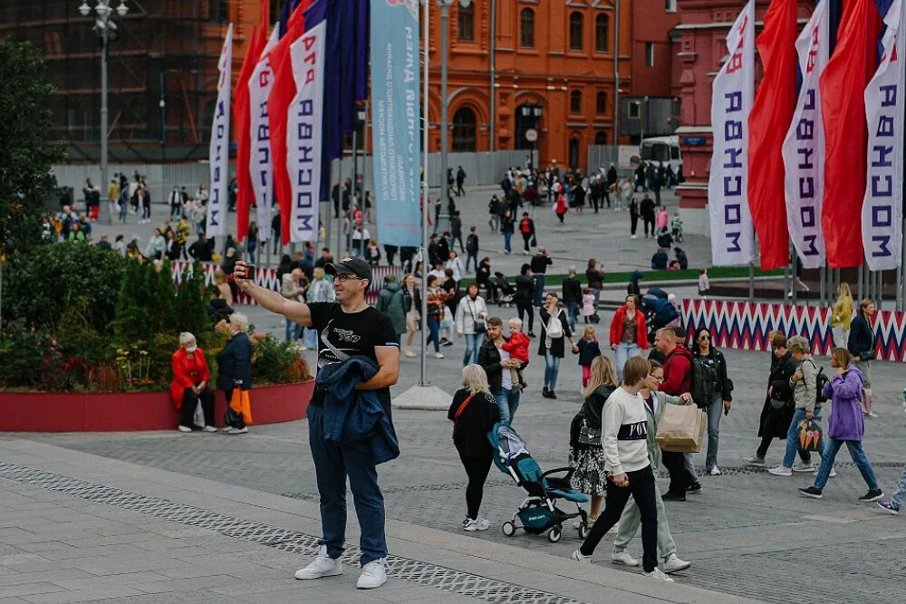 Праздники в москве март 2024. Праздник города Москва 2022. Москву украшают ко Дню города 2022. День города Москва 2021. Манежная площадь 28 мая.