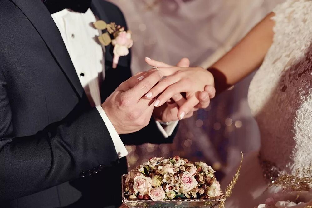 Жених дарит невесте. Подарок на свадьбу. Жених дарит невесте. Свадьба одевают кольца. Молодожены с гостями.