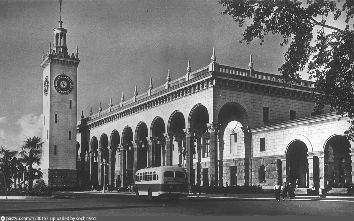 В каком году построили симферополь. Вокзал Сочи 1934 Архитектор. Вокзал в Сочи Душкин. Симферополь вокзал арх Душкин. Сочинский Железнодорожный вокзал Душкина.