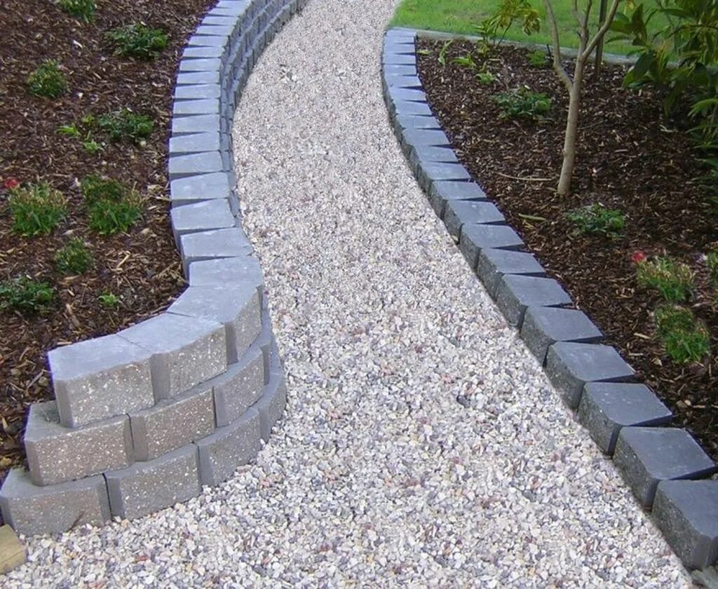 Поребрик тротуарный своими руками. Бордюр gidrolica line б-300. Бордюр из тротуарной плитки. Тротуарный бордюр укладка. Бордюр для дорожек на даче.