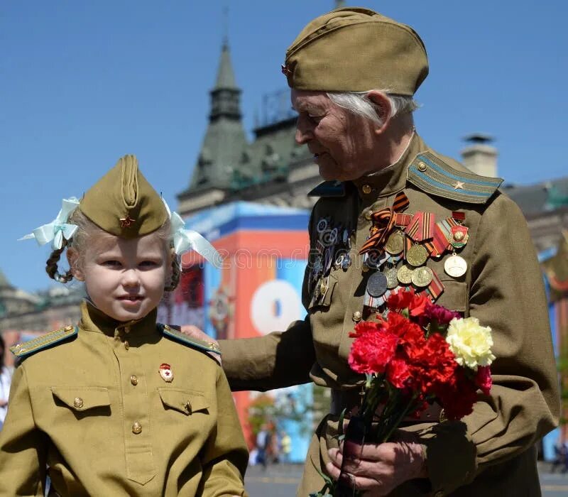 День победы в сердце каждого. Ветераны на красной площади 9 мая. День Победы красная площадь ветераны. Ветераны Победы на красной площади с цветами. Прическа на 9 мая.