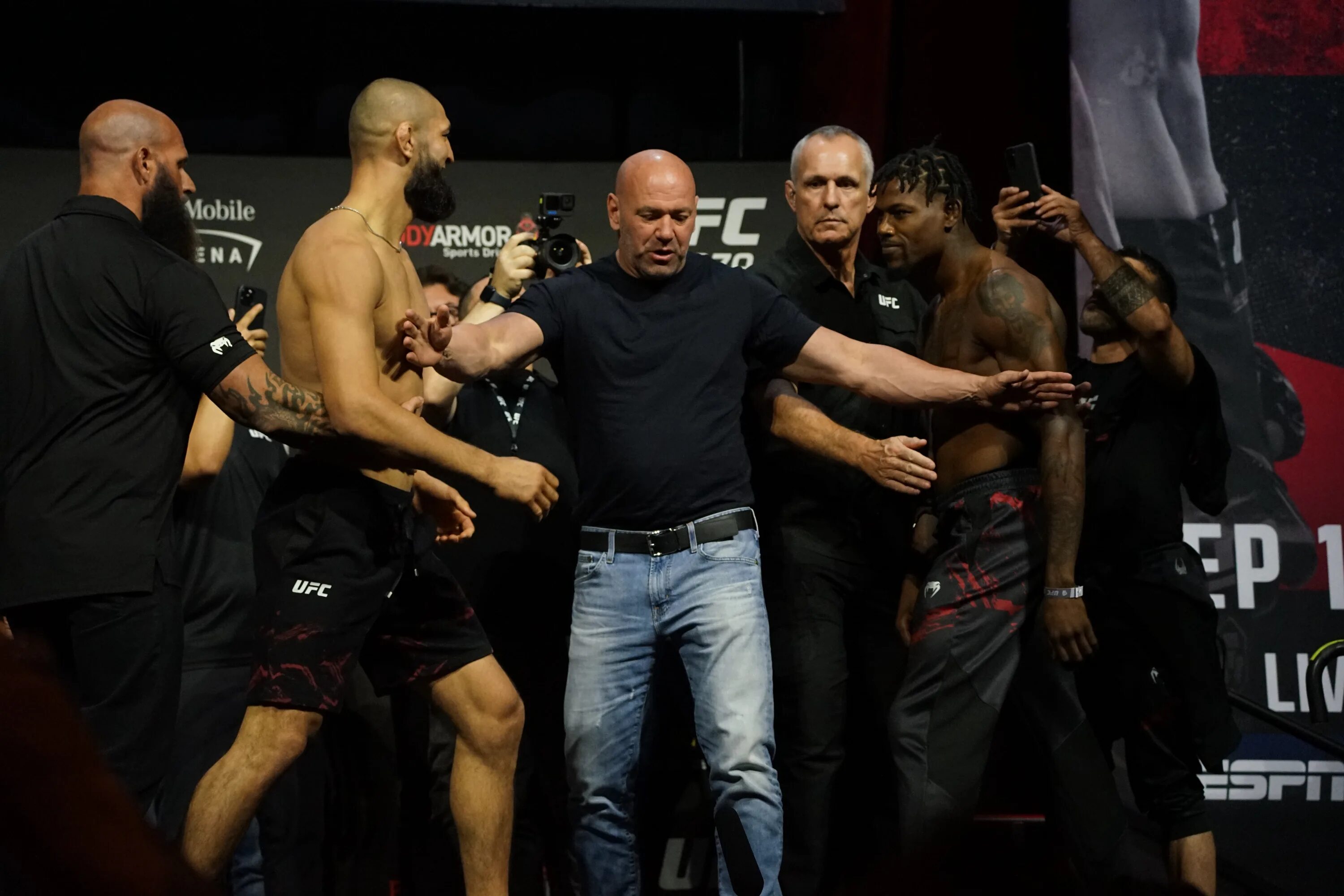 Холланд ufc. Чимаев Холланд. Кевин Холланд Чимаев. Холланд юфс. Хамзат Чимаев Кевин Холланд.