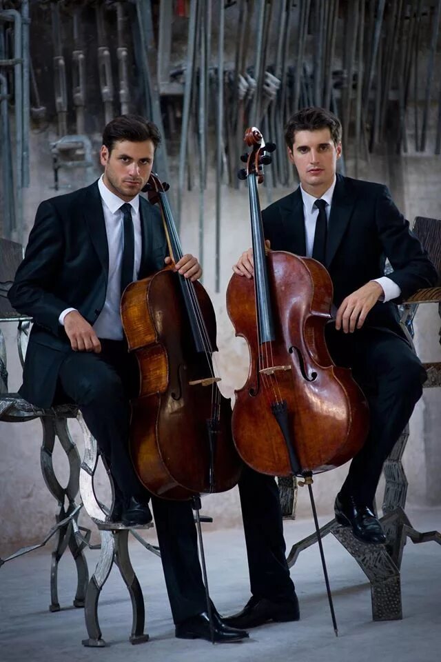 Дуэт виолончелистов. Группа 2cellos. Дуэт 2 Cellos. Виолончелисты 2 Cellos.