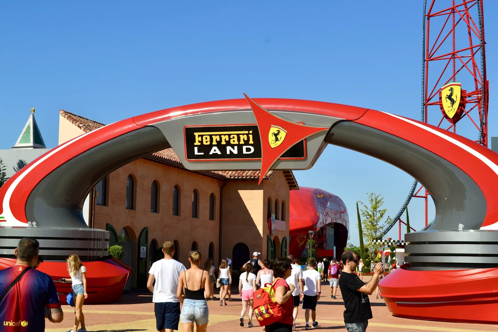 Парк феррари в дубае. Абу Даби Феррари. Ferrari World Абу-Даби аттракционы. Феррари парк Дубай. Феррари парк Абу Даби аттракционы.