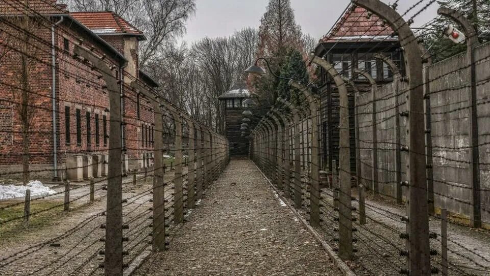 Освенцим где находится в какой. Концлагерь аушвиц-биркенау. концентрационный лагерь аушвиц. лагерь аушвиц-биркенау. концентрационный лагерь аушвиц-биркенау освенцим польша.