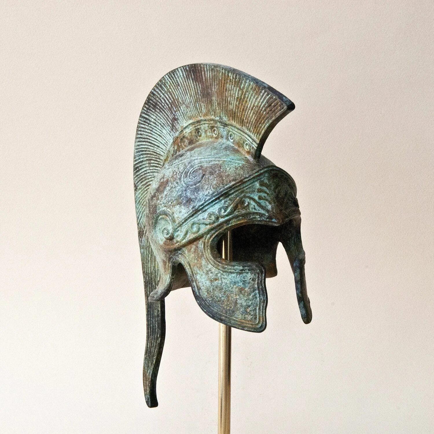 Коринфские шлемы древней греции. Аттический шлем афины. Шлем грека. Коринфский шлем с плюмажем. Шлем грека.