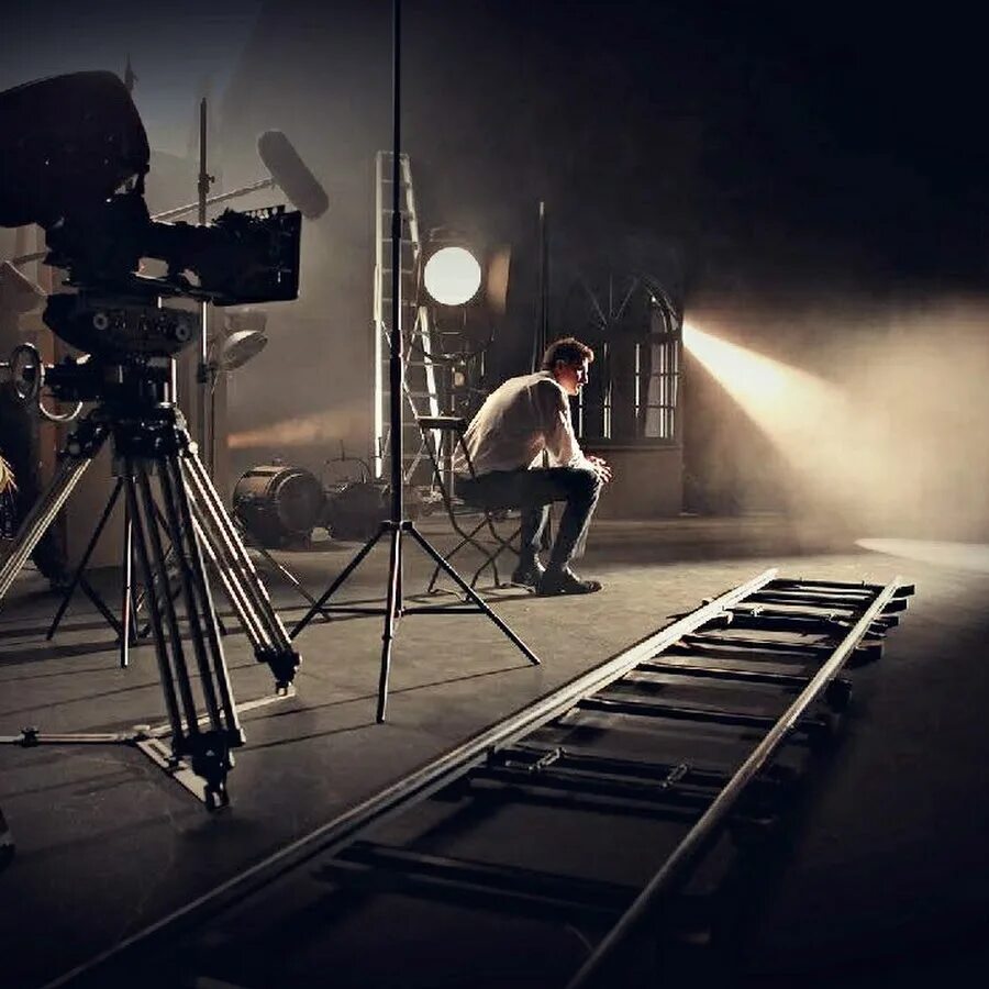 Киношный свет. Слимус гаснет свет. Tones films lighting. Режиссер эстетика. Темный рыцарь источник света.