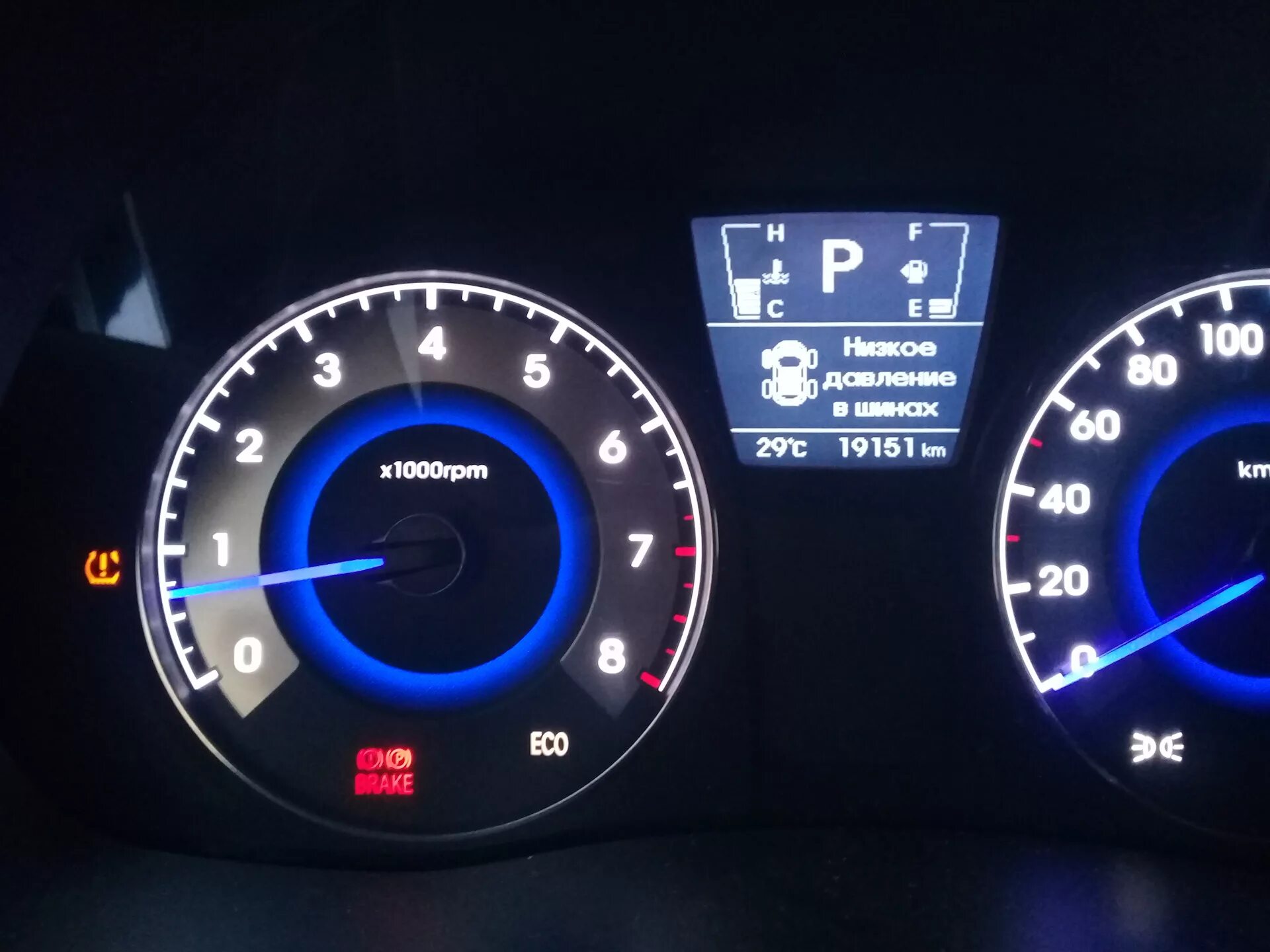 Датчик давления в шинах солярис 2020. Солярис 2 давление шина. Давление в шинах hyundai solaris r15. Ошибка падения давления в шинах solyaris. Солярис 2 давление шина.