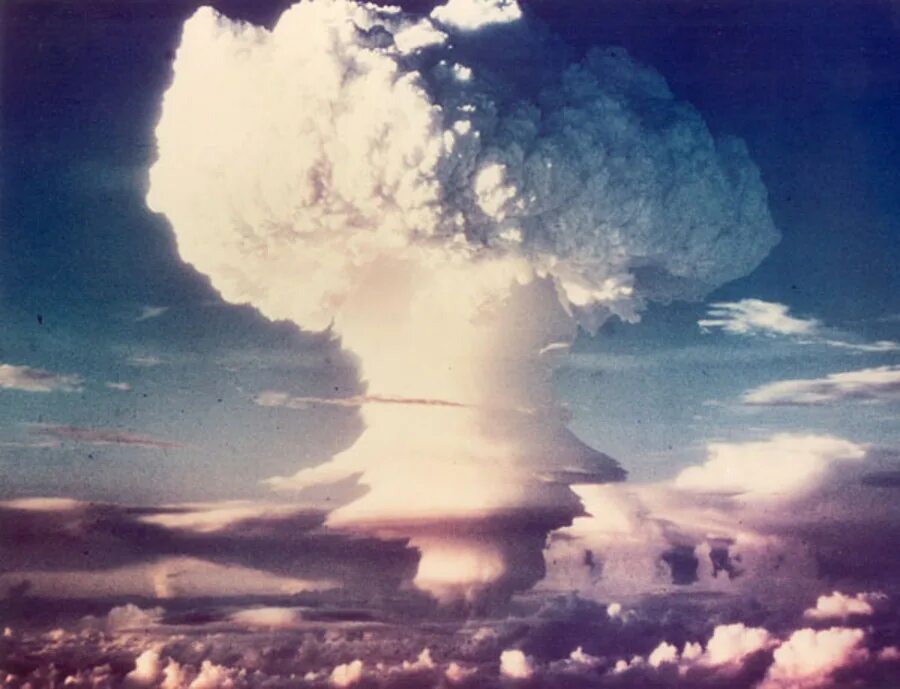 Ядерный взрыв в истории человечества. Водородная бомба Майк. Взрыв водородной бомбы Атолл бикини. Иви Майк бомба взрыв. Castle Bravo (15 мегатонн).